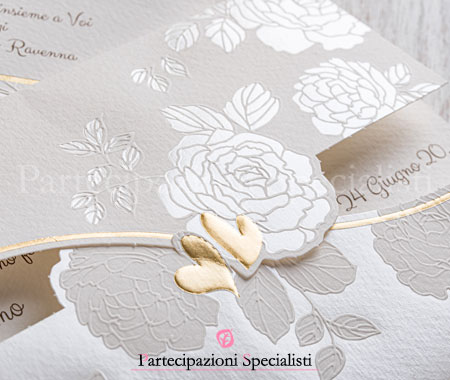 Partecipazioni matrimonio raffinate ed eleganti con rose bianche in rilievo