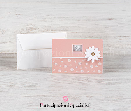 Partecipazione matrimonio rosa confetto con margherita